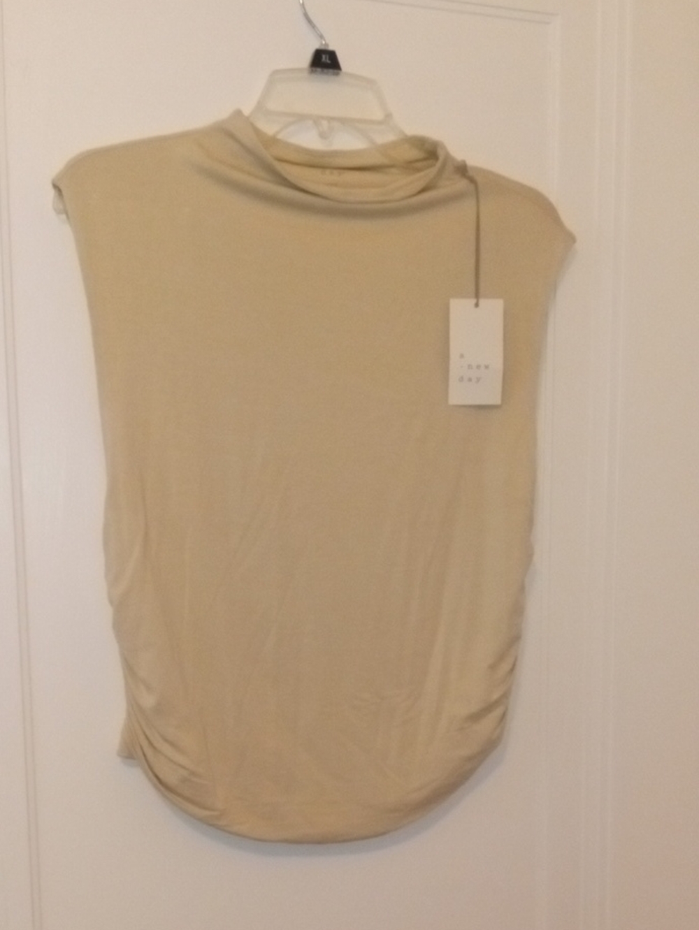 NWT women beige cap sleeve top , cinched sides, medium